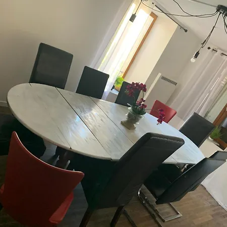 בית הארחה Maison Spacieuse Et Familiale 4*